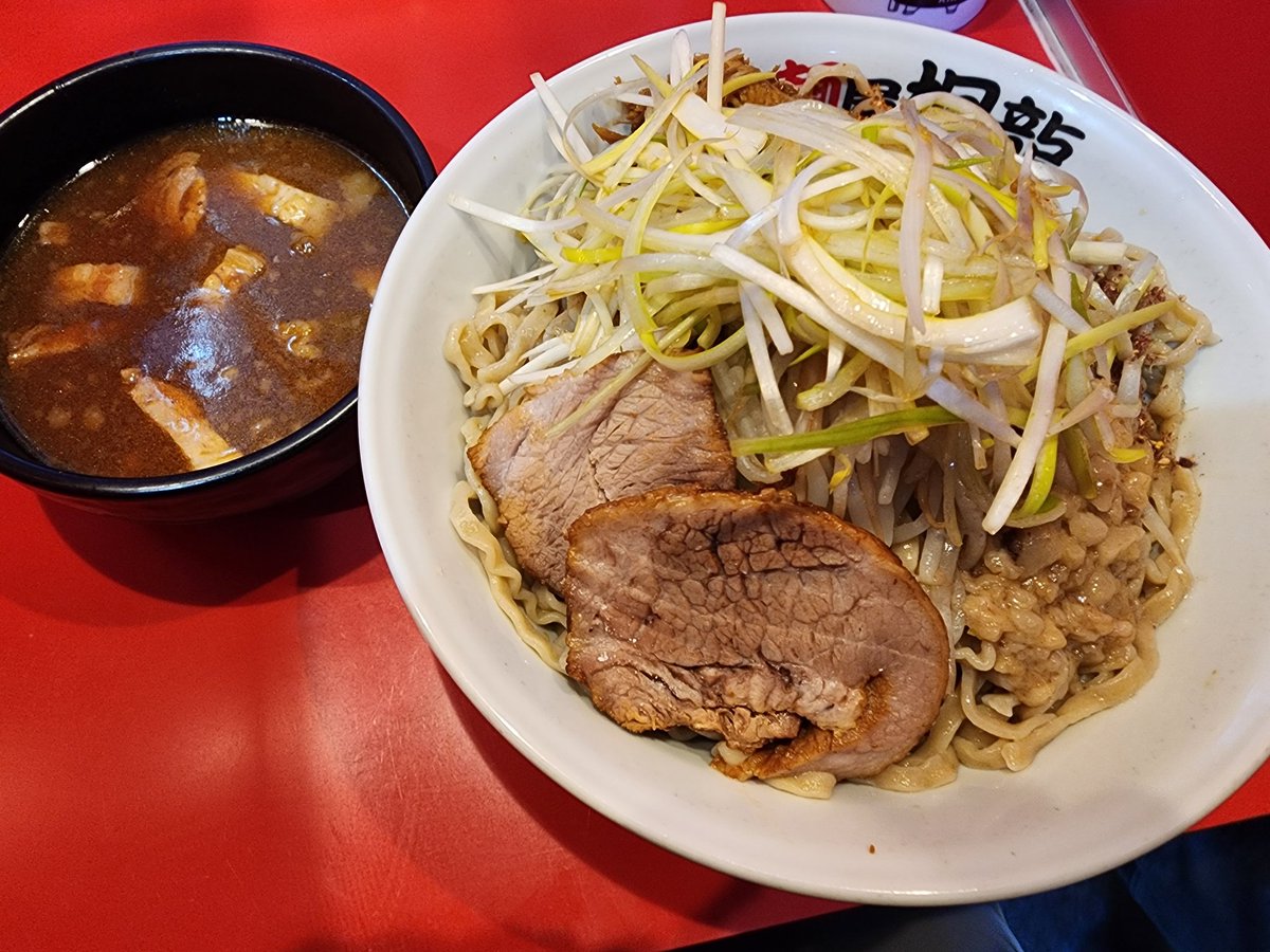 version1000m's tweet photo. 桐龍 東川口

2、3年ぶりにこちらへ
久しぶりにつけ麺食べたくなりました！

ひよってミニにして豚2枚＋サービスのほぐしにしてまってたら〜……

着丼！
明らかにミニじゃない！
相変わらずふざけた店だ(笑)

完食して腹パンで死ぬかと思ったわ…(笑)

 #桐龍
 #二郎系 
 #東川口 https://t.co/5UVYJCKYBh