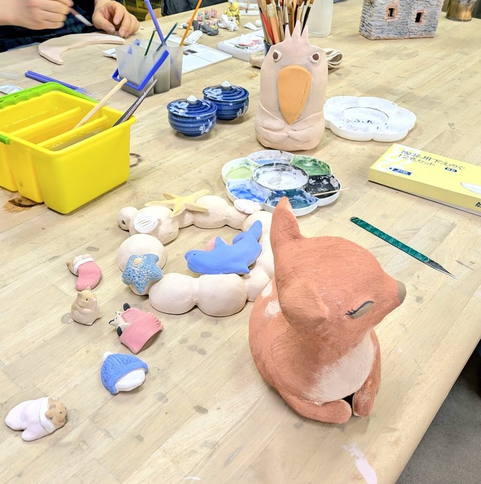doroheigama's tweet photo. 〜教室風景〜
展示会にむけて絵付け、釉掛けが進んでいます！ https://t.co/KsZeNrtW83