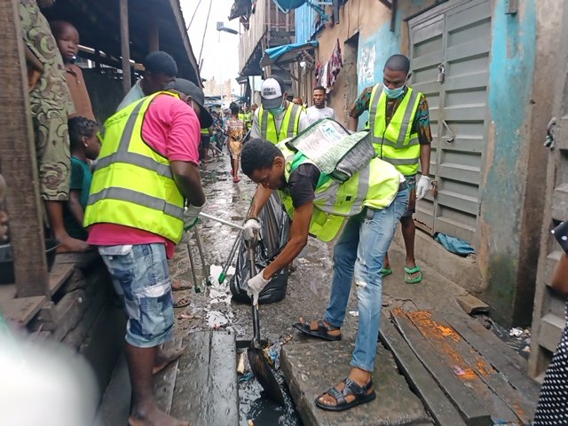 GreenFutureASD's tweet photo. #ThrowbackSaturday
WASH 4 URBAN SLUM 1.0 – Makoko wasn’t just a cleanup, it was a movement.
We raised awareness, cleaned key areas, and sparked conversations for change.
Now we’re gearing up for 2.0—and it’s going even deeper.
Join the movement.
☎️ 08115643688
#WASHForUrbanSlum https://t.co/HUTbTBxQ1d