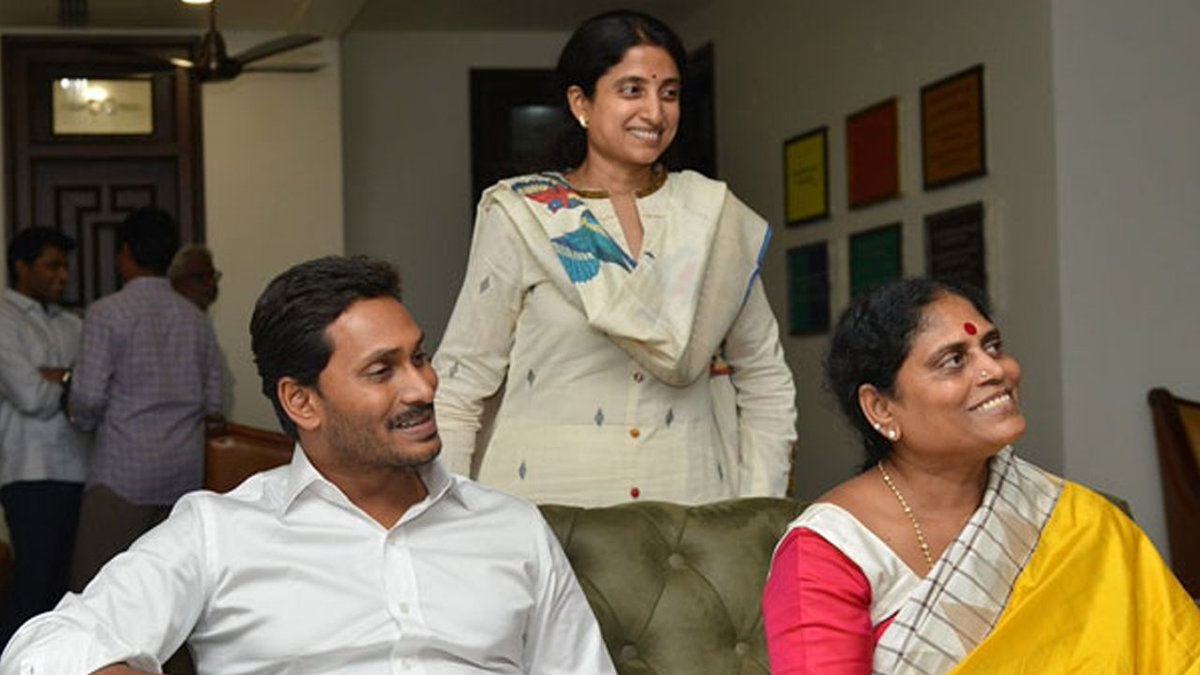BharathiReddyYS's tweet image. Happy 69th Birthday Athamma! Wishing you good health, happiness, and many more years of love and service.
#ysvijayamma #ysjagan
#birthday #TEAMYSB