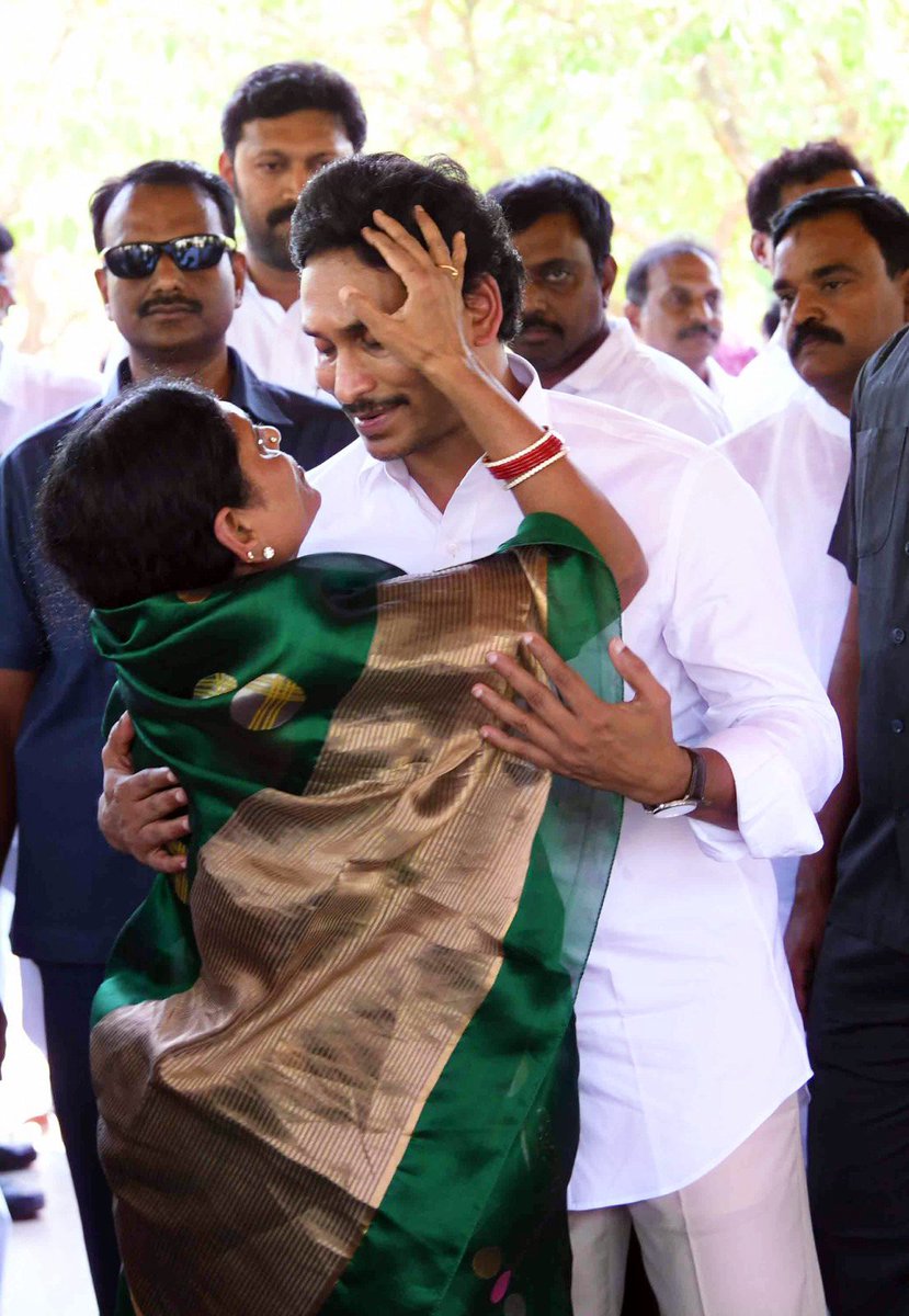 BharathiReddyYS's tweet image. Happy 69th Birthday Athamma! Wishing you good health, happiness, and many more years of love and service.
#ysvijayamma #ysjagan
#birthday #TEAMYSB