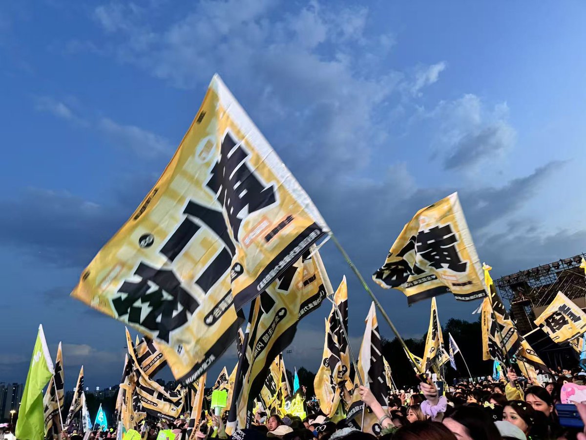 7xxwinds's tweet photo. 런프들아 멋있다!! 노란색 너무 예뻐!!

#yellowforrenjun 
RENJUN DIANFENG MUSIC FESTIVAL
#RENJUNat2025QQ音乐巅峰音乐节 https://t.co/kEZCaH0xDY