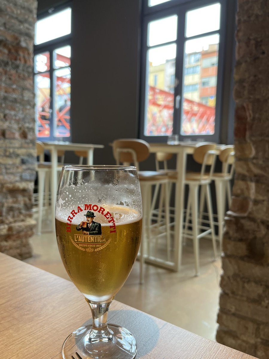 josep_ma2002's tweet photo. Una Birra Moretti #miscervezasporahi en la Osteria del Ponte en Girona…vistas espectaculares del Pont de les Peixateries Velles del Srm Eiffel https://t.co/oqiBiutVl3