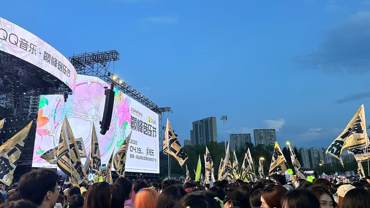 7xxwinds's tweet photo. 런쥔아 엄마들 왔당!

#yellowforrenjun 
RENJUN DIANFENG MUSIC FESTIVAL
#RENJUNat2025QQ音乐巅峰音乐节 https://t.co/mlFrwUFKxP