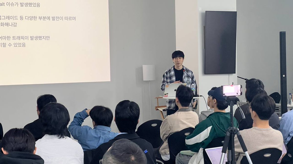 Orakle_KAIST's tweet photo. [Orakle 연사 초청 강연] Solana Deep Dive by @0xboosik 

오늘 @merkle_alliance 에서 열린 Orakle 오프라인 세션은 세 파트로 진행되었습니다.
첫 번째 순서에서는 SEOULANA 2025 해커톤 수상작을 간략히 리뷰하며 각 프로젝트의 아이디어와 비즈니스 모델을 공유했습니다.

두 번째 순서에서는 a41 전 테크 리드이자 @SuperteamKorea  Dev Captain이신 부현식님께서 ‘Why Solana?’를 주제로 강연해 주셨습니다. 
1. Solana는 2024년 기준 일간 사용자 590만 명, 일일 트랜잭션 1.4억 건, 연간 수수료 수익 2,760만 달러를 기록하며 폭발적인 성장세를 이어가고 있습니다. 
2. Solana는 UDP 대신 QUIC을 도입한 전송 계층 개선, 지분 기반 트래픽 우선순위 정책(Stake-weighted QoS), 블록 전파 최적화(Turbine과 Reed-Solomon FEC), 그리고 온체인 경매 방식의 Priority Fee 시스템을 통해 급격한 트래픽 증가에도 안정적인 처리를 가능하게 했습니다. 
3. Agave, Jito-Solana, Firedancer 등 다양한 클라이언트는 JIT 캐시 최적화, MEV 수익 구조 내장, 고성능 병렬 처리 구조 등을 통해 노드의 처리 성능과 운영 효율을 획기적으로 향상시켰습니다.
4. 중앙 스케줄러 도입, 계정 데이터베이스 최적화, 슬롯 스킵률 감소 정책, 그리고 지연 밸리데이터 패널티 시스템 등을 통해 블록 생성의 일관성과 네트워크 합의 안정성이 크게 개선되었습니다. 
5. 최근 Solana는 스테이블 코인 기반 결제 시스템(Visa-USDC 정산 등), 집중 유동성 기반의 DeFi, 전통 자산의 온체인화(RWA), 탈중앙 인프라(DePIN), 그리고 Wormhole을 활용한 크로스체인 연동 인프라에 집중하고 있습니다.

세 번째 순서에서는 @SuperteamKorea 를 이끄시는 @scottleestkr 님께서 @colosseum Breakout 해커톤의 한국 전용 트랙, 오프라인 멘토링 워크숍을 소개하시며 Orakle 구성원들의 참여를 독려하셨습니다.

세션 이후 연사분들과 함께 자유롭게 네트워킹하며 Breakout 해커톤 아이디어를 공유하고 팀을 구성했습니다. SEOULANA 2025에서 거둔 성과를 바탕으로 Breakout에서도 Orakle 팀의 활약을 기대합니다.