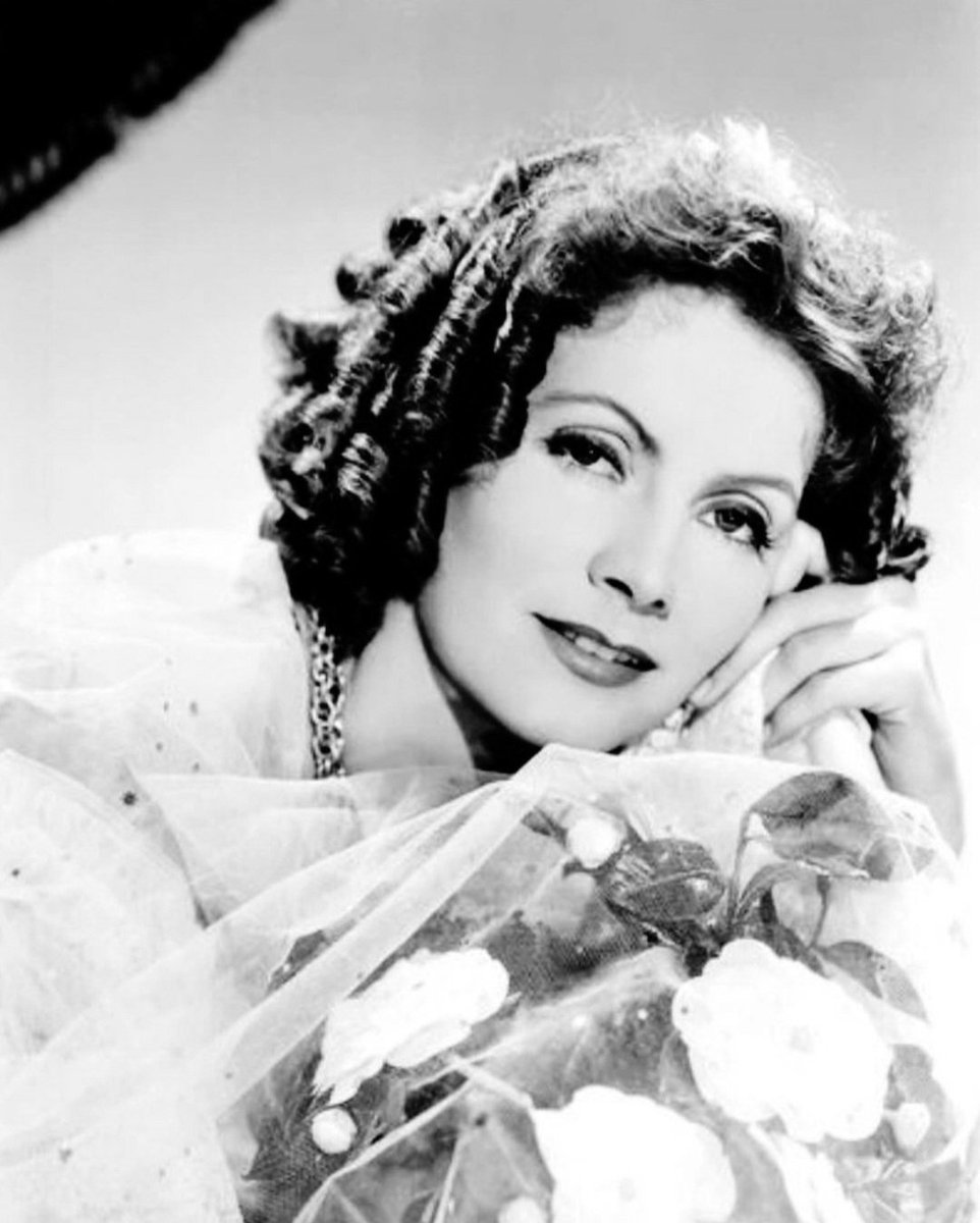 ¿Cuál es tu interpretación favorita de #GretaGarbo? Margarita Gautier, una bella cortesana parisina de la alta sociedad, en #LaDamaDeLasCamelias (#Camille, #MargaritaGautier, 1936), de #GeorgeCukor. La joven se enamora de Armando Duval (#RobertTaylor), un joven de una familia