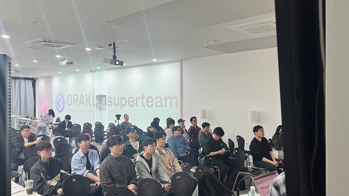 Orakle_KAIST's tweet photo. [Orakle 연사 초청 강연] Solana Deep Dive by @0xboosik 

오늘 @merkle_alliance 에서 열린 Orakle 오프라인 세션은 세 파트로 진행되었습니다.
첫 번째 순서에서는 SEOULANA 2025 해커톤 수상작을 간략히 리뷰하며 각 프로젝트의 아이디어와 비즈니스 모델을 공유했습니다.

두 번째 순서에서는 a41 전 테크 리드이자 @SuperteamKorea  Dev Captain이신 부현식님께서 ‘Why Solana?’를 주제로 강연해 주셨습니다. 
1. Solana는 2024년 기준 일간 사용자 590만 명, 일일 트랜잭션 1.4억 건, 연간 수수료 수익 2,760만 달러를 기록하며 폭발적인 성장세를 이어가고 있습니다. 
2. Solana는 UDP 대신 QUIC을 도입한 전송 계층 개선, 지분 기반 트래픽 우선순위 정책(Stake-weighted QoS), 블록 전파 최적화(Turbine과 Reed-Solomon FEC), 그리고 온체인 경매 방식의 Priority Fee 시스템을 통해 급격한 트래픽 증가에도 안정적인 처리를 가능하게 했습니다. 
3. Agave, Jito-Solana, Firedancer 등 다양한 클라이언트는 JIT 캐시 최적화, MEV 수익 구조 내장, 고성능 병렬 처리 구조 등을 통해 노드의 처리 성능과 운영 효율을 획기적으로 향상시켰습니다.
4. 중앙 스케줄러 도입, 계정 데이터베이스 최적화, 슬롯 스킵률 감소 정책, 그리고 지연 밸리데이터 패널티 시스템 등을 통해 블록 생성의 일관성과 네트워크 합의 안정성이 크게 개선되었습니다. 
5. 최근 Solana는 스테이블 코인 기반 결제 시스템(Visa-USDC 정산 등), 집중 유동성 기반의 DeFi, 전통 자산의 온체인화(RWA), 탈중앙 인프라(DePIN), 그리고 Wormhole을 활용한 크로스체인 연동 인프라에 집중하고 있습니다.

세 번째 순서에서는 @SuperteamKorea 를 이끄시는 @scottleestkr 님께서 @colosseum Breakout 해커톤의 한국 전용 트랙, 오프라인 멘토링 워크숍을 소개하시며 Orakle 구성원들의 참여를 독려하셨습니다.

세션 이후 연사분들과 함께 자유롭게 네트워킹하며 Breakout 해커톤 아이디어를 공유하고 팀을 구성했습니다. SEOULANA 2025에서 거둔 성과를 바탕으로 Breakout에서도 Orakle 팀의 활약을 기대합니다.