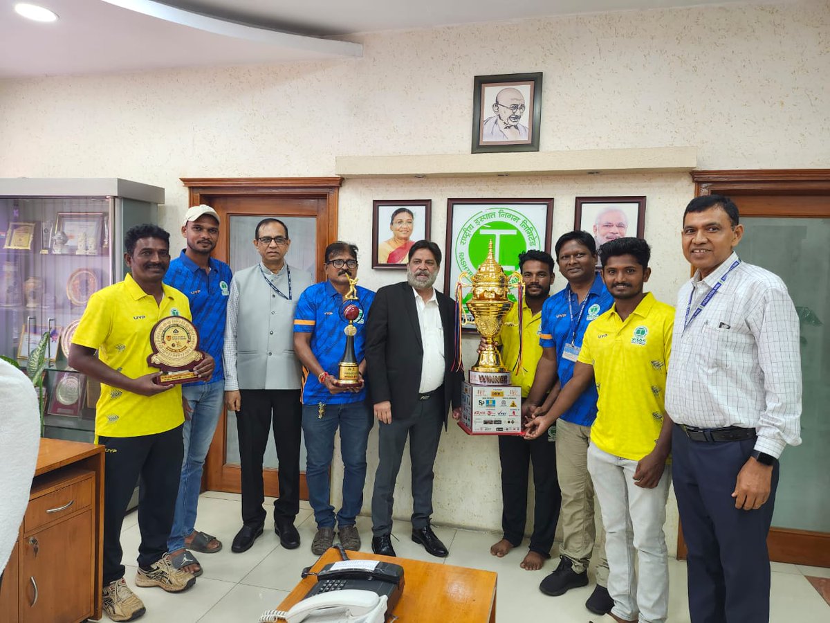 RINL_VSP's tweet photo. Hearty Congratulations! #RINL wins Coveted #SPSB EXCELLENCE TROPHY 2024-25 . The Trophy was presented to RINL by Chairman @SAILsteel & Chief Patron SPSB. @SteelMinIndia @hd_kumaraswamy @BjpVarma #winner https://t.co/isqPm4IwFS