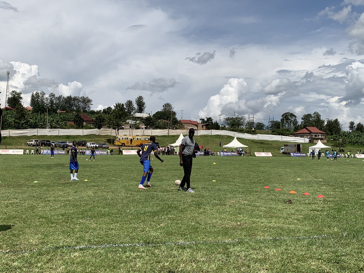xjusper's tweet photo. @OfficialFUFA EXCO member F.Ankunzire (eng)also President of the club @kaaro_karungiFC watches the Team as Coach @MakumbiRichard takes them through pre-match Warm ups at Kyamate stadium @FUFAUgandaCup
@kaaro_karungiFC Vs @KCCAFC
#UGCUP #KAKKCCA https://t.co/kWj5AGztLY
