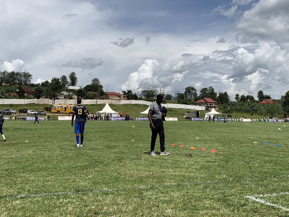 xjusper's tweet photo. @OfficialFUFA EXCO member F.Ankunzire (eng)also President of the club @kaaro_karungiFC watches the Team as Coach @MakumbiRichard takes them through pre-match Warm ups at Kyamate stadium @FUFAUgandaCup
@kaaro_karungiFC Vs @KCCAFC
#UGCUP #KAKKCCA https://t.co/kWj5AGztLY