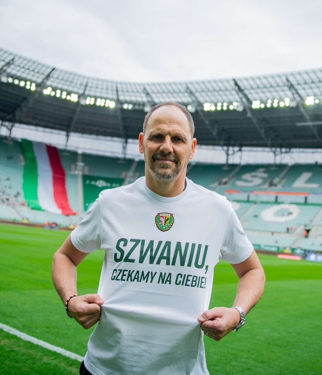 SlaskWroclawPl's tweet image. Trenerzy Ante Simundza i Rafał Górak, a wraz z nimi obie drużyny, z jasnym przekazem: Szwaniu, czekamy na Ciebie! 👊
#ŚwiętaWTwierdzy #ŚLĄGKS