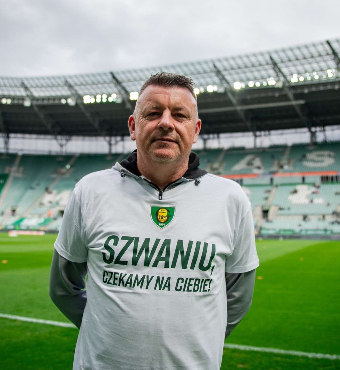 SlaskWroclawPl's tweet image. Trenerzy Ante Simundza i Rafał Górak, a wraz z nimi obie drużyny, z jasnym przekazem: Szwaniu, czekamy na Ciebie! 👊
#ŚwiętaWTwierdzy #ŚLĄGKS