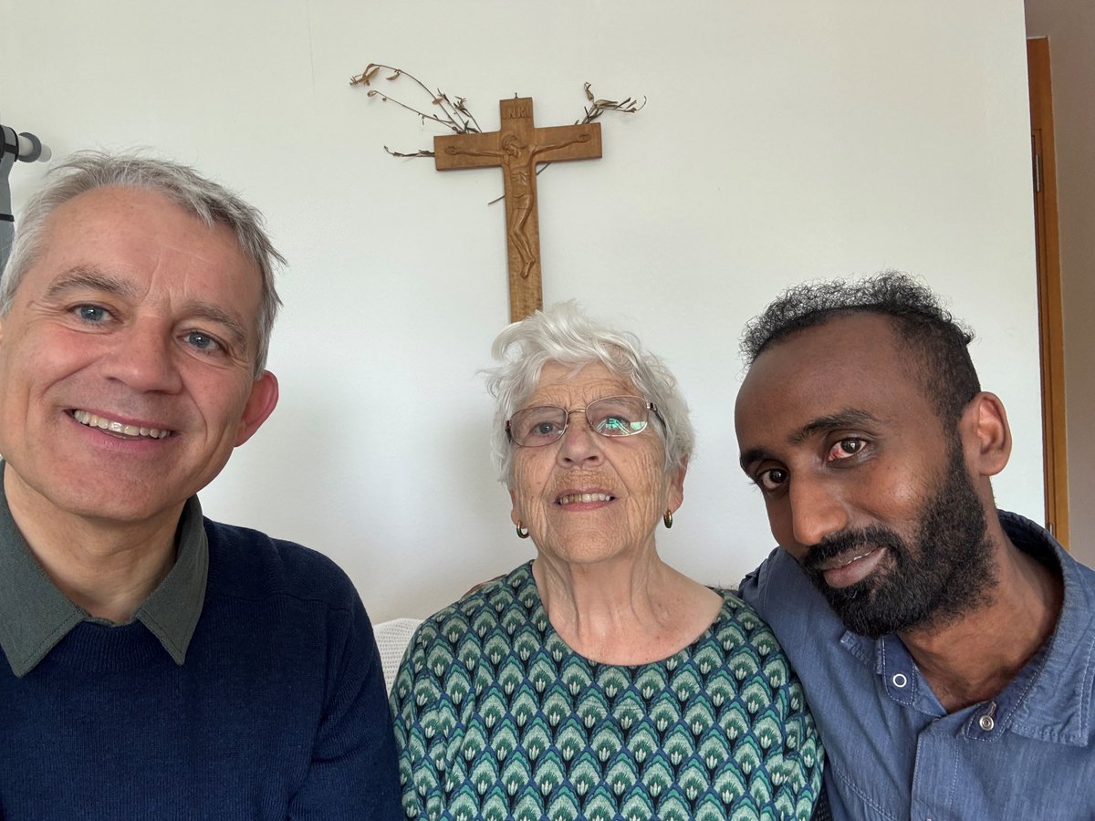 Auf Osterbesuch bei meiner Mutter und ihrem Pfleger Kidane, der einst aus Eritrea in die Schweiz geflüchtet war. Meine Mutter ist sehr froh um seine Unterstützung. Ich wünsche allen frohe und friedliche Ostern. #festderhoffnung