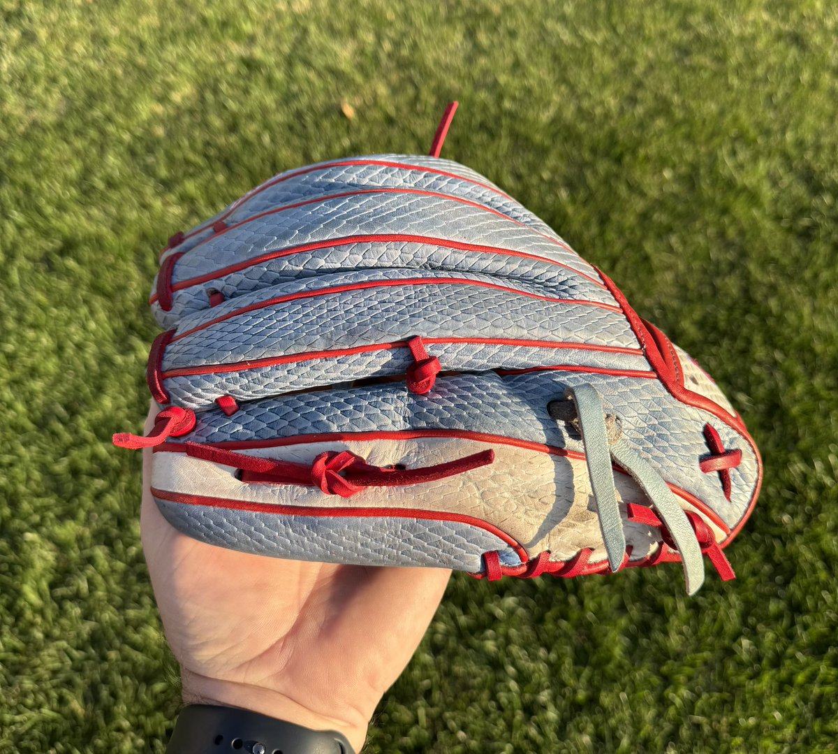 MWGloveWorks's tweet photo. Color change! Got rid of the old dingy white and replaced it with Cardinal Red from @buyfastpitchgloves. Finished with a clean and condition using @ballplayersbalm. #gLOVE #relacedontreplace #A2000 https://t.co/7eaLVhoMEZ
