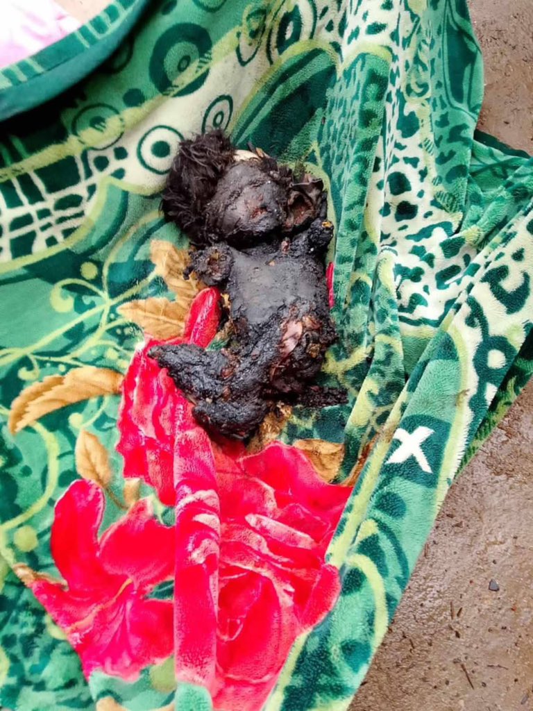 AlexandreMary3's tweet photo. Airstrike on Ye Htwake Kyi Village civillian population!!!
Myanmar , Mandalay Division, Thabeikkyin Township.

20 deads, all civillians. 😢

#MyanmarAirStrike
#ViolatingIHLsByMilitryJuntaMinAungHlaing
#AirStrikebyMilitaryJuntaMinAungHlaing
#YeHtwakeKyiVillage https://t.co/lgHowAdD2h