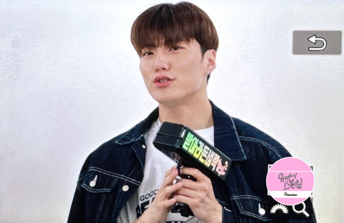 JEUPSTYLE's tweet photo. 250419 포토북 팬싸인회 2부 프리뷰

오빠 얼른 100조 벌어서 저희 100억 주세요
                 💸💵💴💶💷💰💳

#박제업 #PARKJEUP #제업 #JEUP
#제업스타일 #JEUPSTYLE 
#오운완 #어깨 💪

@THEKH__official https://t.co/uygxowg6Tq