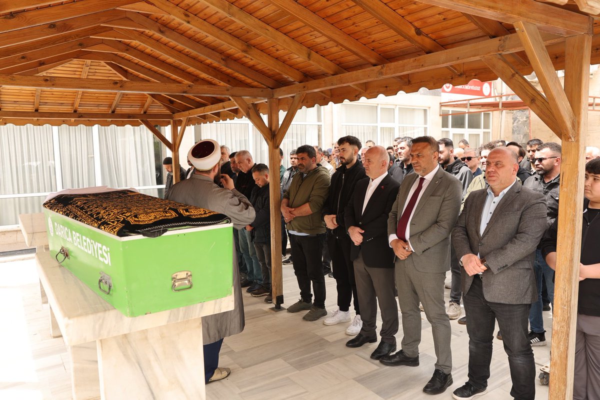 Akpardaricailce's tweet photo. Ahirete irtihal eden Salih Küçük ve Meryem Ercin'in cenaze namazına katılarak son görevimizi yerine getirdik. 

Merhumlara Allah'tan rahmet yakınlarına baş sağlığı ve sabırlar diliyoruz. https://t.co/pOooRYXJpe