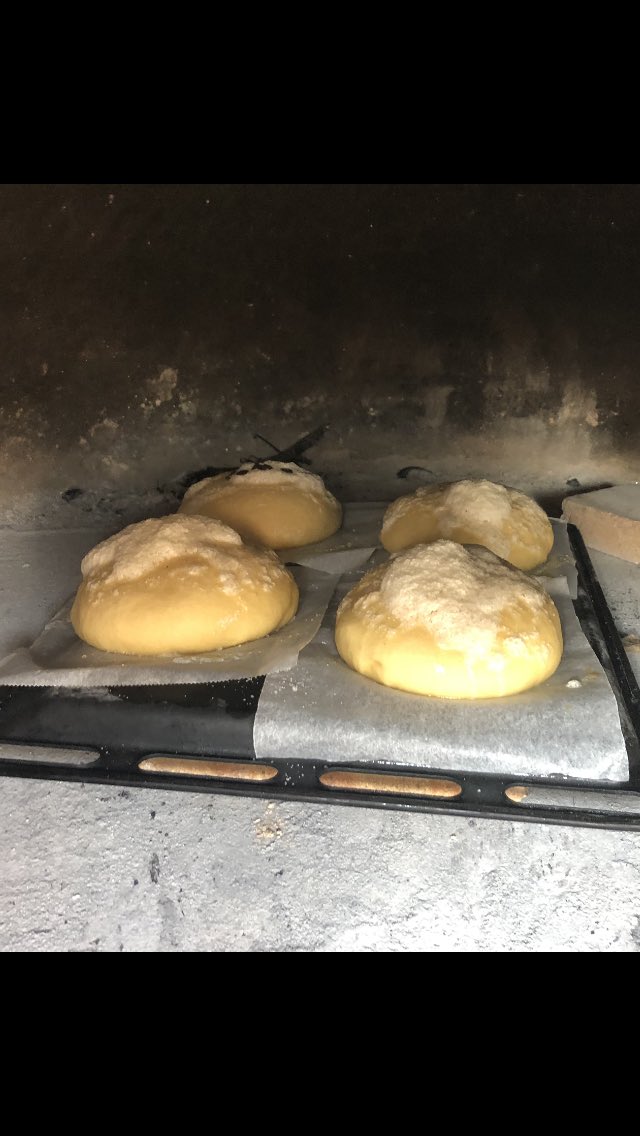 pm_jota's tweet image. Antes de entrar al meu forn, dins del forn i despues apunt de minjar
Mona feta en el chalet , entre alzira i corbers