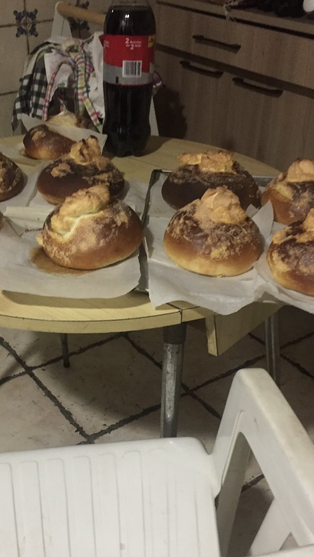 pm_jota's tweet image. Antes de entrar al meu forn, dins del forn i despues apunt de minjar
Mona feta en el chalet , entre alzira i corbers