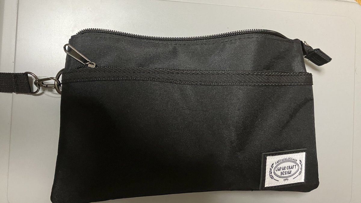 k215022's tweet photo. 実は無印サコッシュ→ドンキサコッシュに進化しました。
今まで使ってたサコッシュだと同じポケットに財布と小物が入ることになるから危ねぇ！(1敗)
だからでかいポケット2つで片方に財布、もう片方に小物を入れる事が出来るこれに変えた。

あと正面のポケットに(有線)イヤホン入れるようにした。 https://t.co/czYxXDPg0j