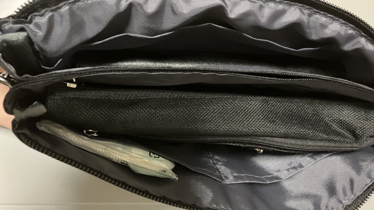 k215022's tweet photo. 実は無印サコッシュ→ドンキサコッシュに進化しました。
今まで使ってたサコッシュだと同じポケットに財布と小物が入ることになるから危ねぇ！(1敗)
だからでかいポケット2つで片方に財布、もう片方に小物を入れる事が出来るこれに変えた。

あと正面のポケットに(有線)イヤホン入れるようにした。 https://t.co/czYxXDPg0j