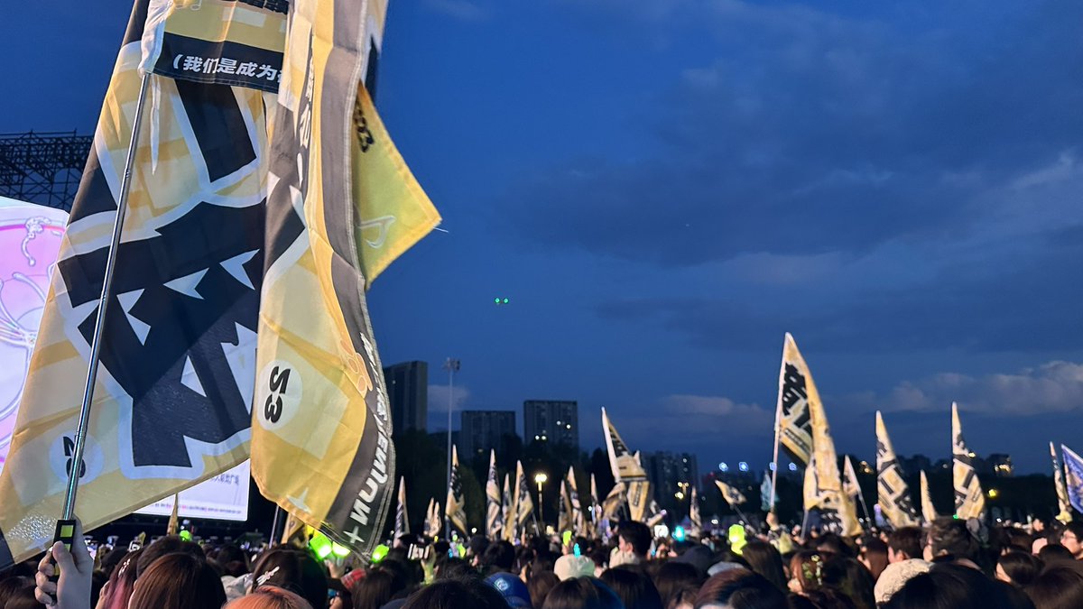 SinaRhu's tweet photo. You are so loved, our brightest star ☆

RENJUN DIANFENG MUSIC FESTIVAL
#RENJUNat2025QQ音乐巅峰音乐节
#YellowForRenjun https://t.co/cxOgUcuGmn