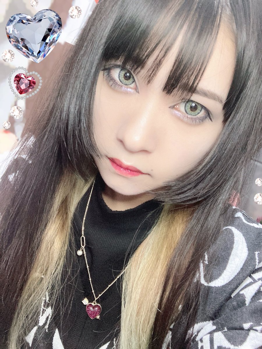 伊達メガネの自撮りも見つかったから今せっせと背景消したり小細工入れてる