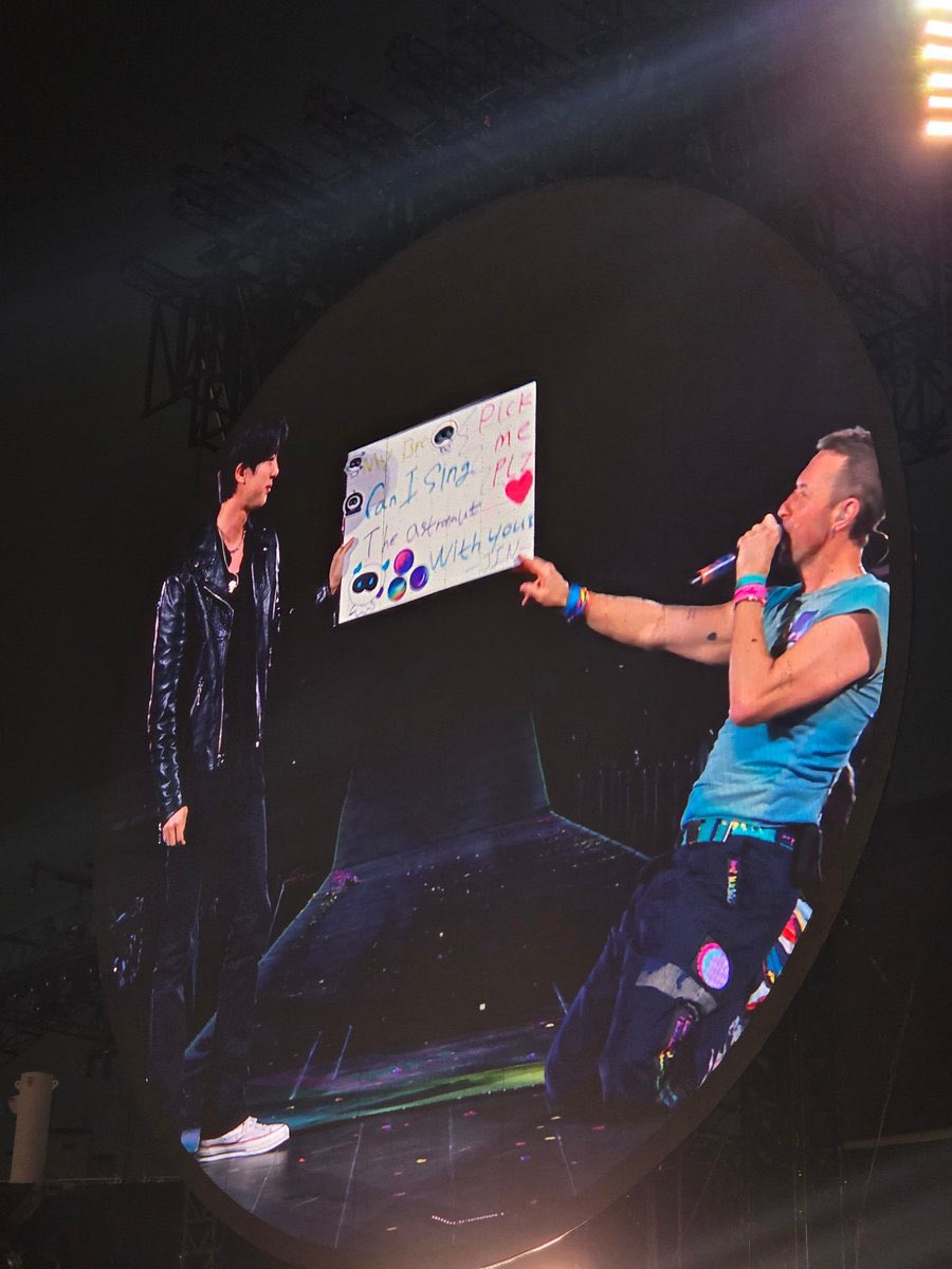 ktae_be's tweet photo. melhores momentos do seokjin no show do coldplay em seoul- a thread https://t.co/WyzLl3luMb