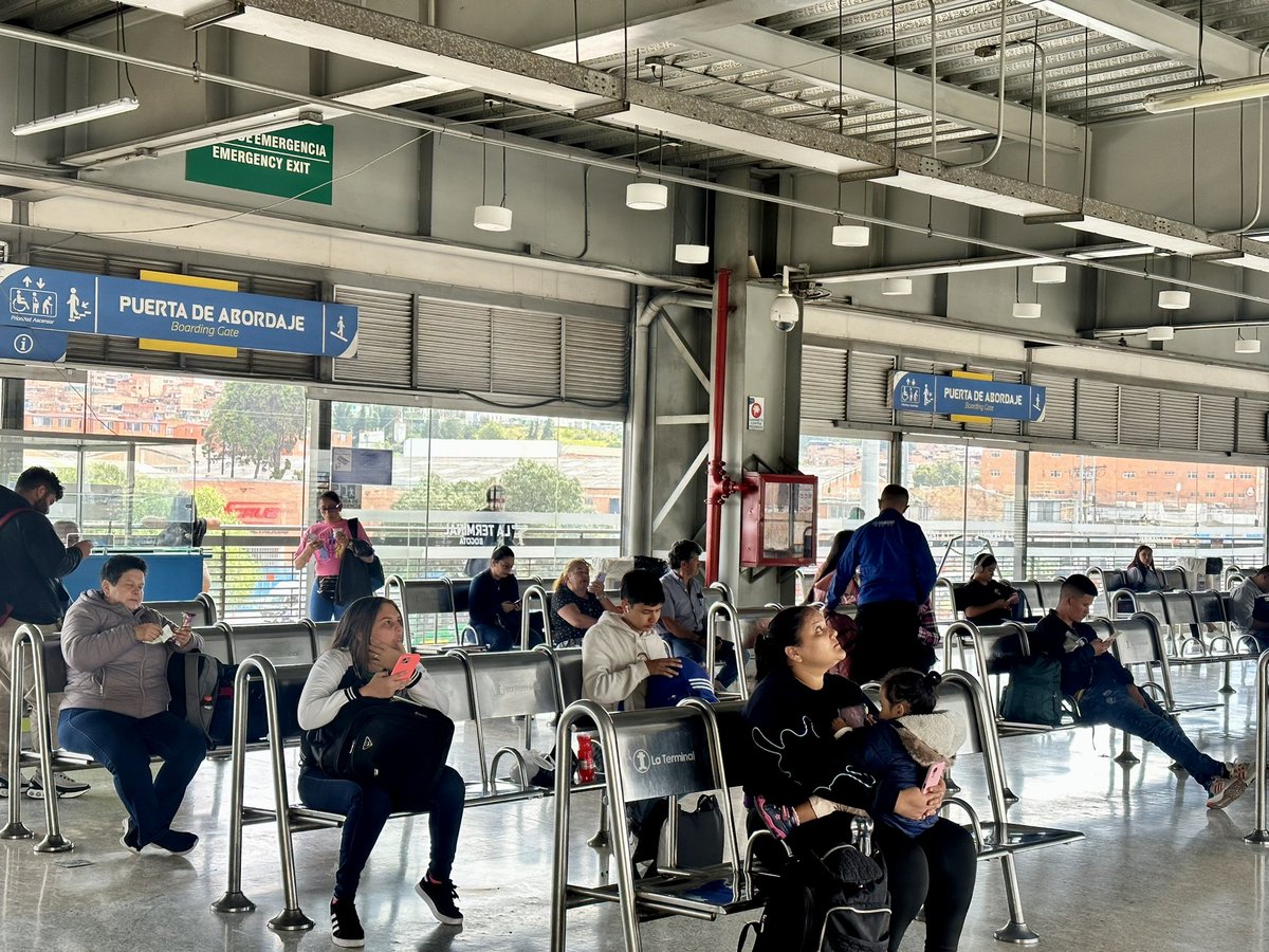 TerminalBogota's tweet photo. #LaTerminalTeInforma| El viernes 18 de abril, se movilizaron 15.500 viajeros en 1.300 despachos desde nuestras terminales Salitre, Norte y Sur.
¡Disfruta de una #SemanaSantaSegura junto a la @TerminalBogota!🚍✅ https://t.co/W8o5Fq70W0