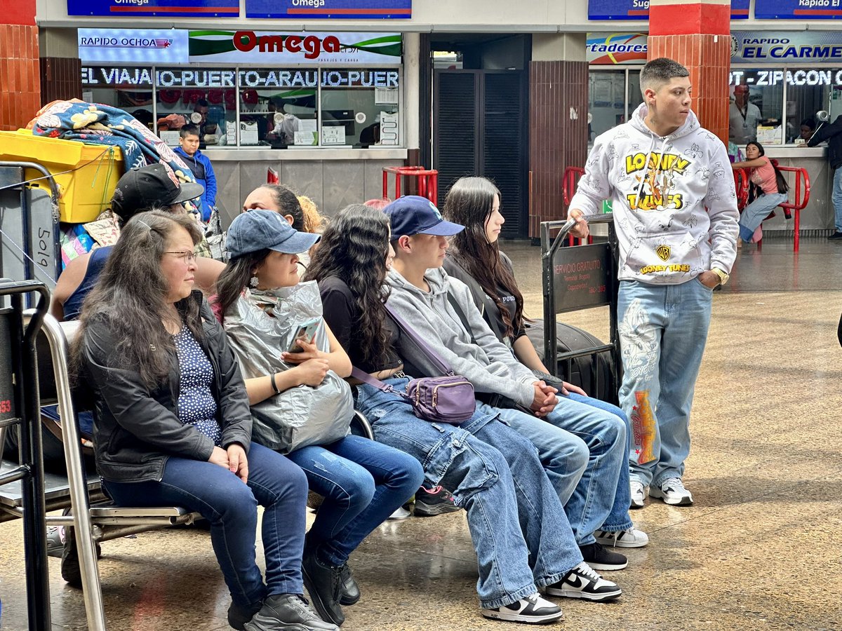 TerminalBogota's tweet photo. #LaTerminalTeInforma| El viernes 18 de abril, se movilizaron 15.500 viajeros en 1.300 despachos desde nuestras terminales Salitre, Norte y Sur.
¡Disfruta de una #SemanaSantaSegura junto a la @TerminalBogota!🚍✅ https://t.co/W8o5Fq70W0