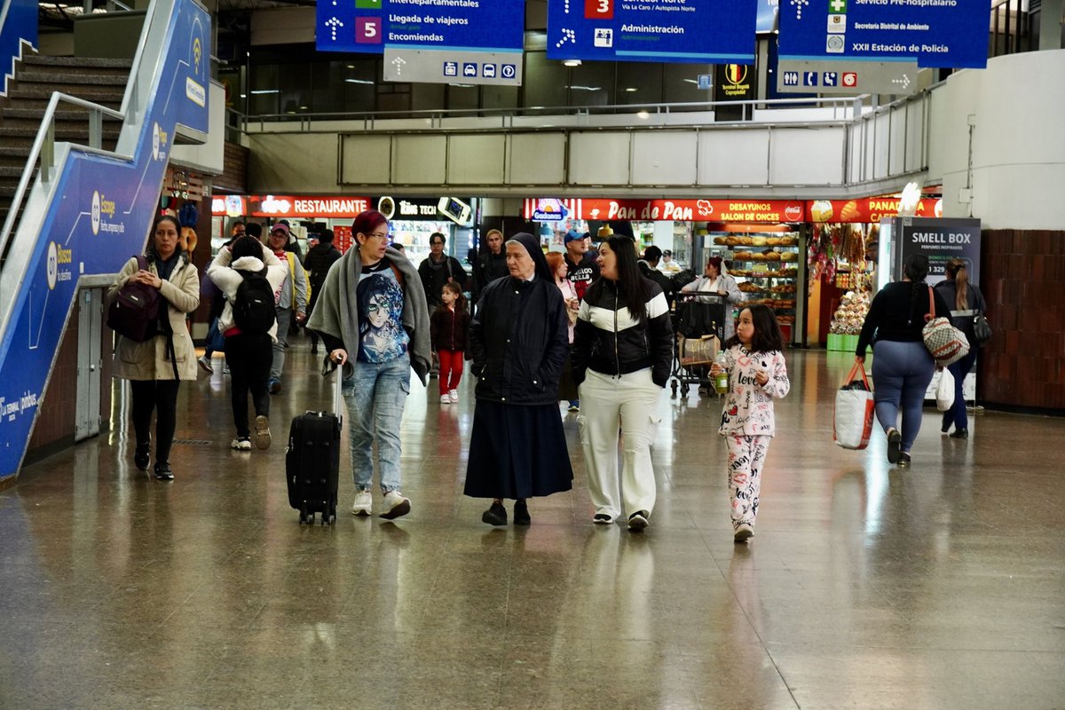TerminalBogota's tweet photo. #LaTerminalTeInforma| El viernes 18 de abril, se movilizaron 15.500 viajeros en 1.300 despachos desde nuestras terminales Salitre, Norte y Sur.
¡Disfruta de una #SemanaSantaSegura junto a la @TerminalBogota!🚍✅ https://t.co/W8o5Fq70W0