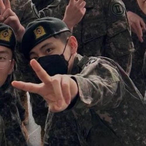 WORLDMUSICAWARD's tweet photo. Sergeant #KimTaehyung reached new Milestones at the Army, winning several feats despite his recent injury! 💪🪖🏆🏆🏆🏆🔥👑💜
🏆 - the SDT Military Police Exemplary Award for bravery during a stabbing incident
🏆- 1st in shooting & now a Full-Arm Marksman Special Shooter 
🏆- 1st in Winter City Training and Shooting
🏆- Surpassed Special Class standard in running