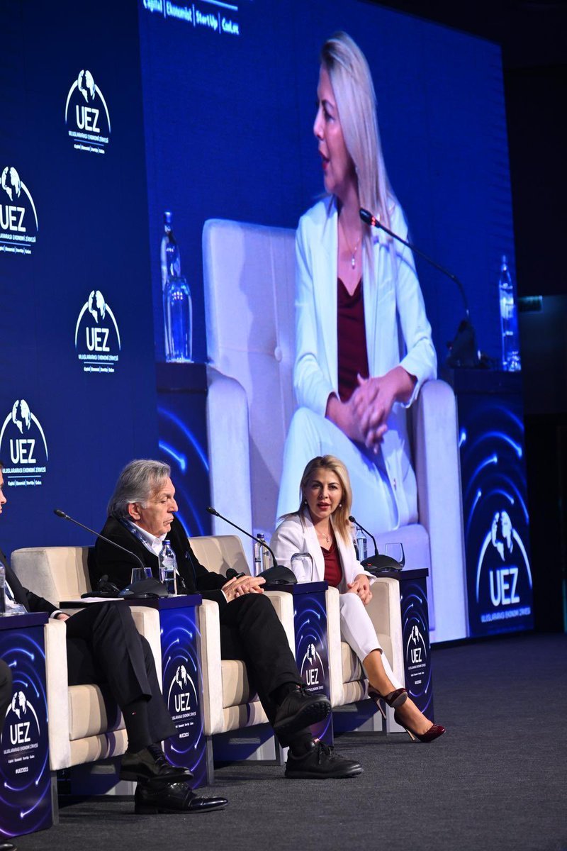 koccozlem's tweet photo. Uluslararası Ekonomi Zirvesi'nde “Toplum 5.0: Büyük Dönüşüm” panelinde; 

Akan Abdula (FutureBright Group Kurucu Ortak), Alper Şengül (BSH Türkiye CEO), Bekir Ağırdır (Veri Enstitüsü Kurucu Yönetim Kurulu Başkanı) ve Ümran Gürakan ( Ankara Tekmer CEO) ile Türkiye’de ve dünyada bireylerin, şirketlerin, eğitim başta olmak üzere tüm sektörlerin Toplum 5.0’a hazırlık süreçleri tartıştık 
#uez2025 @UEkonomiZirvesi