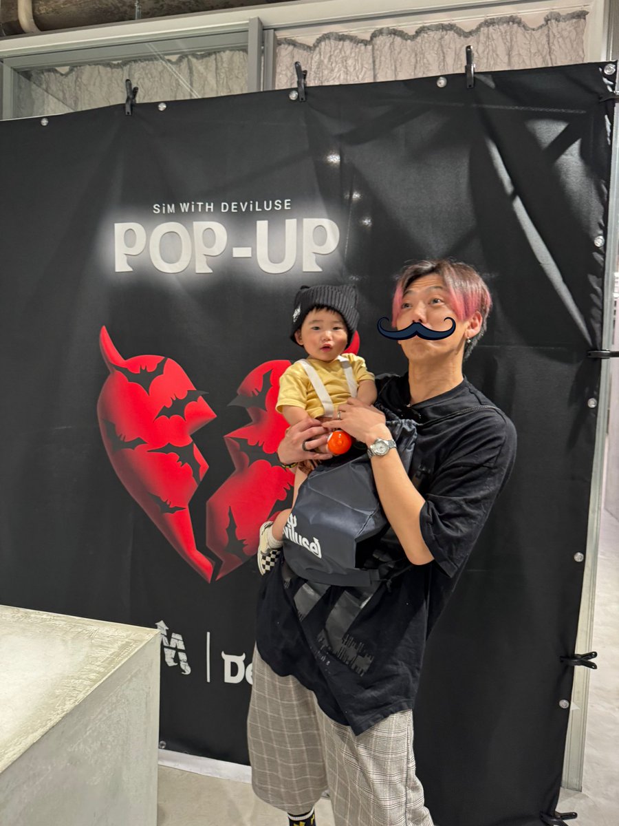 hystericma10lo's tweet photo. #SiMxDeviluse COLLABORATiON
💔POP-UP STORE💔
遊びに行ってきたー

ガチャガチャしてー
最っ高に可愛いニット帽買ってー
スタッフの皆様にチヤホヤされてー
お孫さんご満悦でございました😁

アイテム数も多いし、パネルもあったりなので、まだの方で明日みやこめっせ行かれる方は是非🤘
#deviluse https://t.co/263mjBALNs