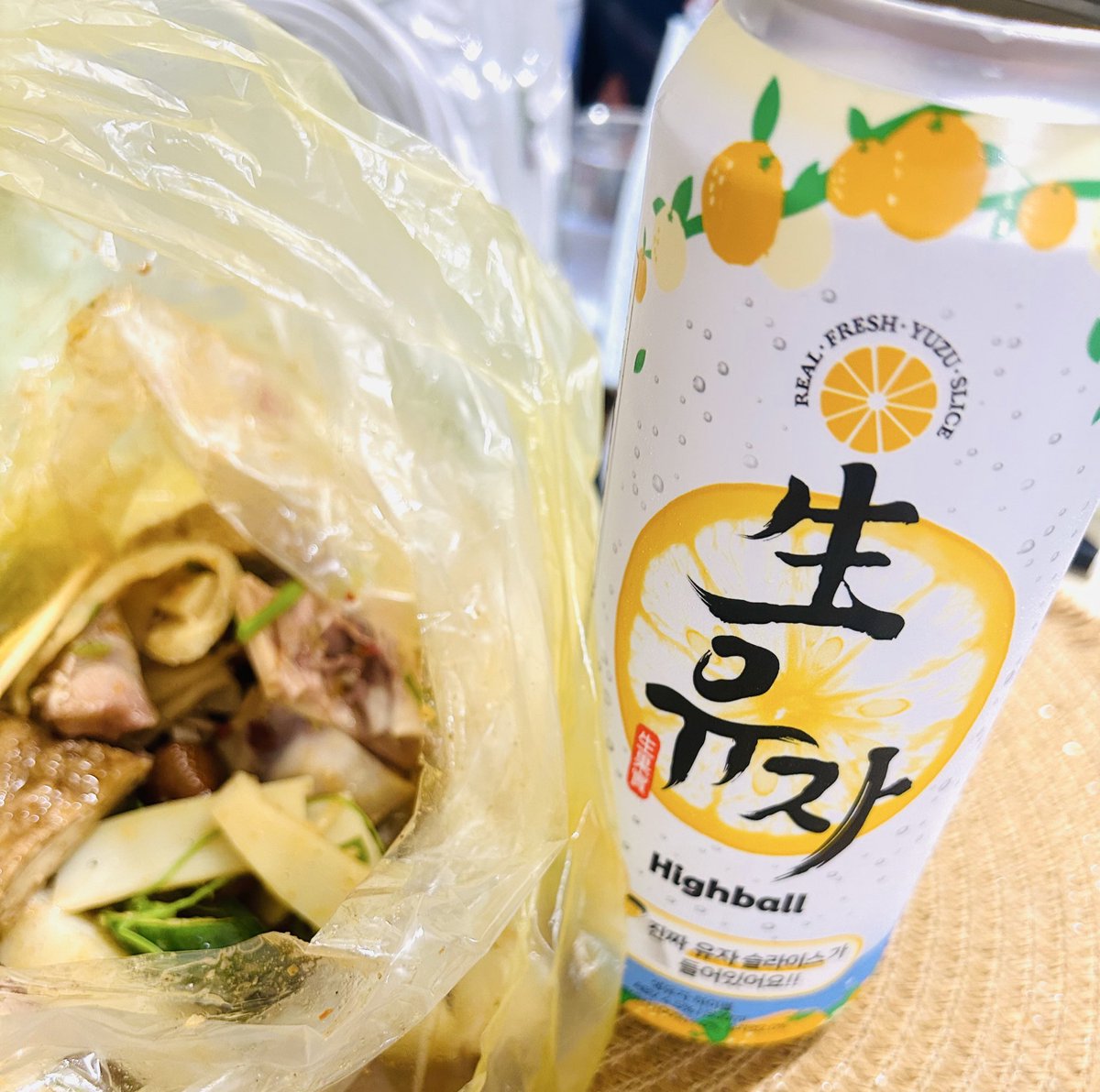 這種30度以上的天氣
好適合在家吃鹹水雞配啤酒
然後想起來明天休假
有夠快樂(˶‾᷄ ⁻̫ ‾᷅˵)