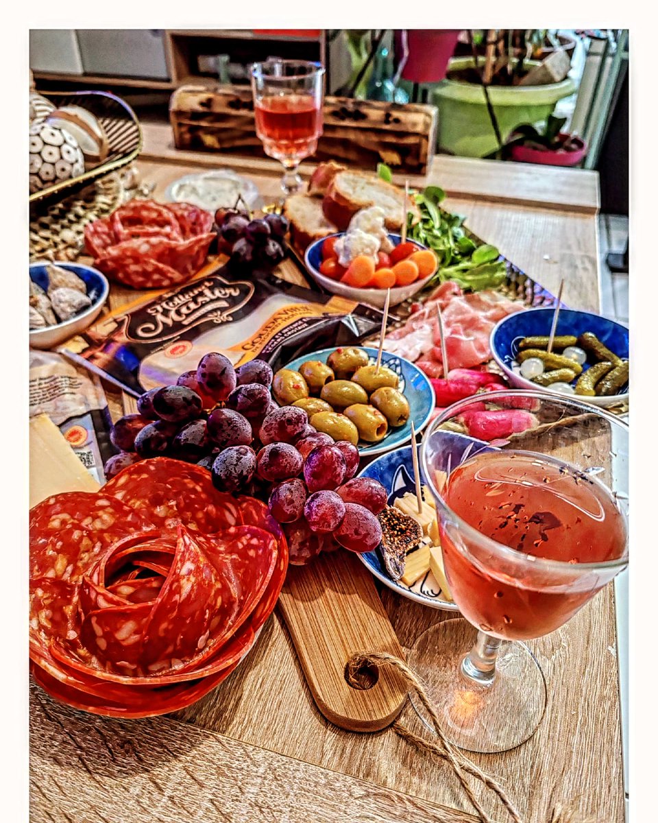 BlackBird87000's tweet photo. Qui veut goûter du Gouda Vieux #HollandMaster ? 🧀🇳🇱 Il est plutôt pas mal...#GoudaHollandMaster #Cheese #Cheers https://t.co/c0u9Wr6TQF