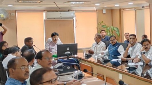 HousingState's tweet photo. Dr. Krushna Chandra Mahapatra (@dr_kcmahapatra), Hon’ble Minister for H&amp;UD, Public Enterprises, Chaired the Meeting of #OSHB today. The meeting was attended by M.D. OSHB and other senior officials of OSHB. https://t.co/WZVFL0Tw8Z