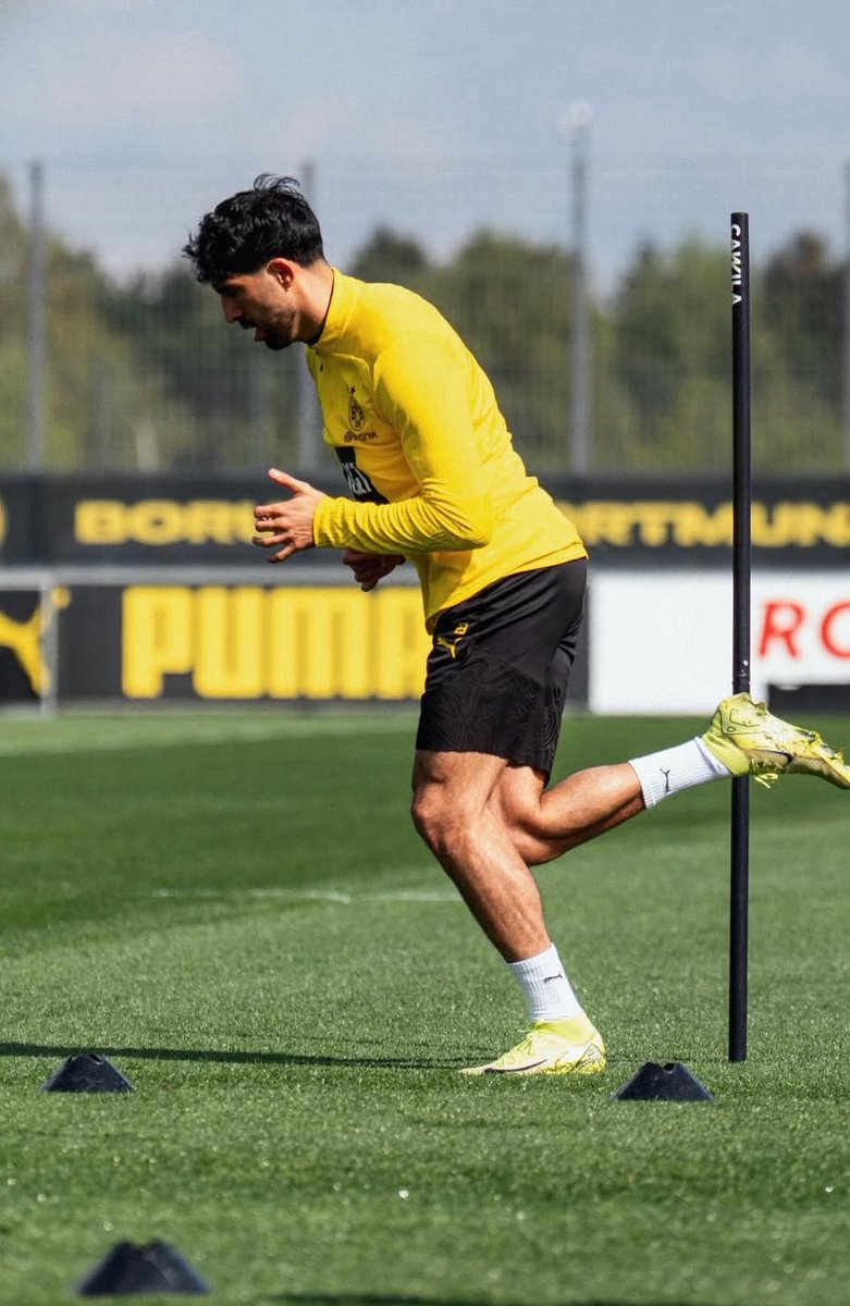ll_barca_BVB's tweet image. من تدريبات الفريق استعداداً لمباراة الغد أمام فريق بوروسيا مونشنغلادباخ لديربي البوروسيا في السيغنال إيدونا بارك 💛
#بوروسيا_دورتموند | #BVB | #BVBBMG