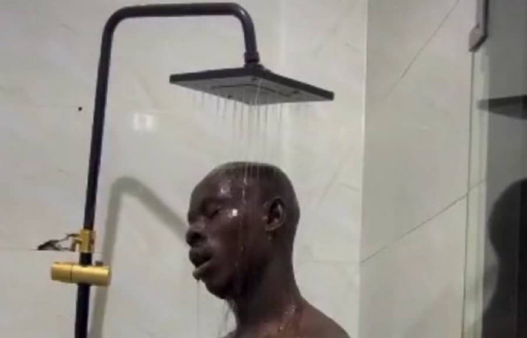 YKoluwaseun9's tweet photo. Geh geh own don finish, Davido dey find am https://t.co/vE9ZSjUSlx