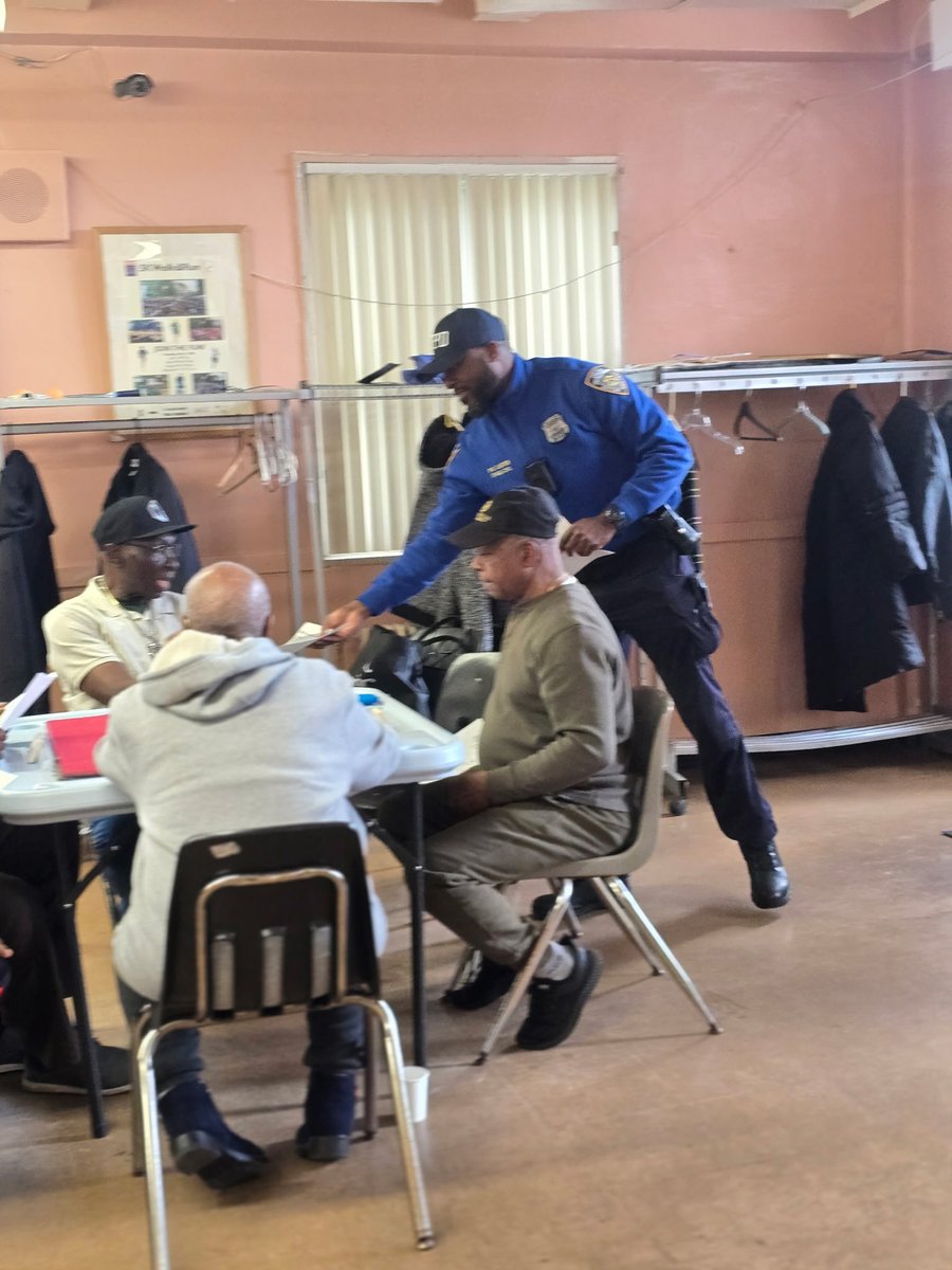NYPD63Pct's tweet image. Our @NYPDCommAffairs Crime Prevention Officer Carter visited our local senior centers to discuss ATM scams, personal information security and pedestrian safety when traveling.

#crimeprevention #CAB #trafficsafety