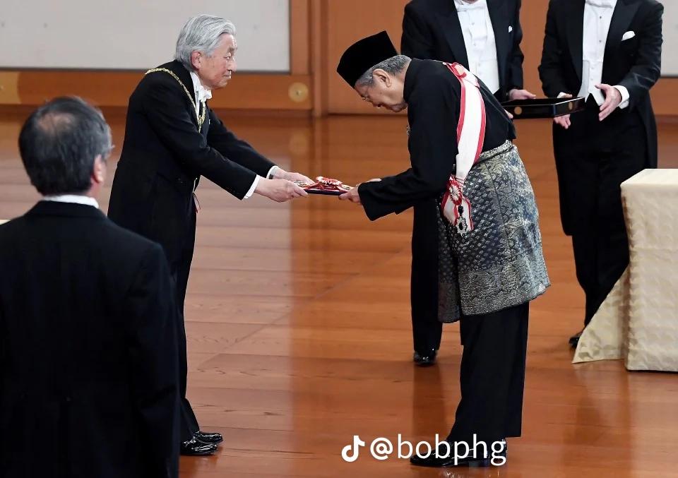 Congratulations Tun 👍😍 <a href="/chedetofficial/">Dr Mahathir Mohamad</a> on receiving the Grand Cordon of the Order of the Paulownia Flowers from Japan — a prestigious honor befitting a visionary leader. Your lifelong dedication to Malaysia and global diplomacy continues to inspire us all.
Photo by bobphg