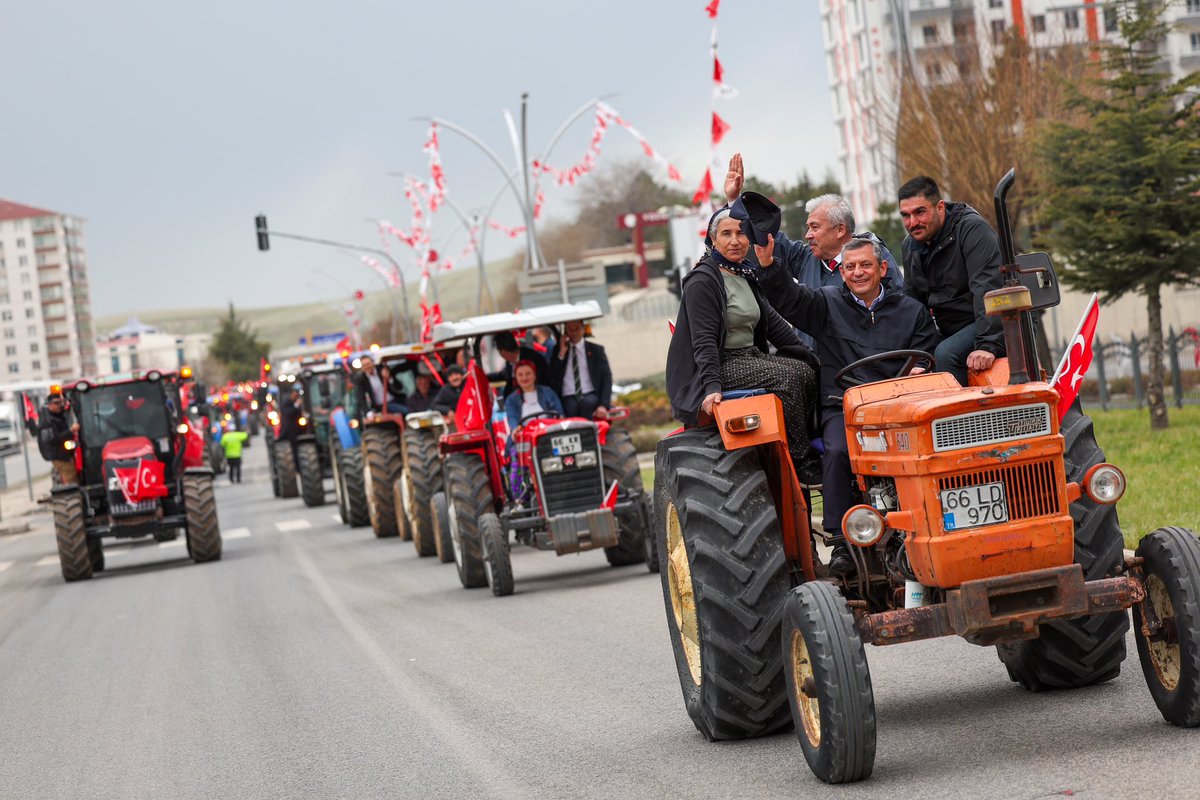 Millet büyüktür, millet egemendir! Alın teriyle, üretimiyle, çalışkanlığıyla yarınlarımızı inşa eden ülkemizin emekçisi, çiftçisi, öğrencisi, kadını, erkeği bugün Yozgat’ta artık yeter dedi. Milyonlar adaletle ve hukukla yönetilen, birlik içinde bir ülke istiyor!
<a href="/eczozgurozel/">Özgür Özel</a>