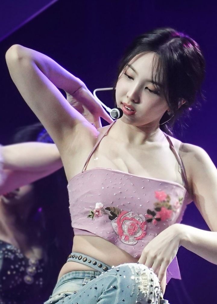 _twicearmpit's tweet photo. Nayeon and Momo #twicearmpit #nayeonarmpit #momoarmpit #namoarmpit https://t.co/IUdkvN7ch3
