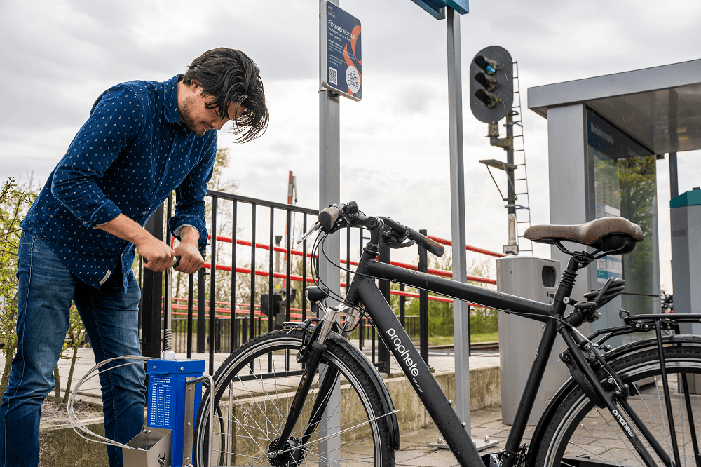 InfoLeek's tweet photo. Er komen fiets-servicezuilen op drie OV-knooppunten in het Westerkwartier https://t.co/lNMicdgaif #InfoLeek https://t.co/bNbHMKdxCA