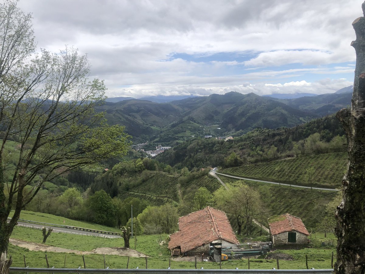 ToniBarreraEsco's tweet image. Migdia de #DissabteSant des d’#Ixua amb magnífiques vistes cap a la vall de l’#Ego i un bocinet de la vila d’#Eibar #Gipuzkoa #Guipúscoa #Euskadi #PaísBasc, després del pas d’un front fred.