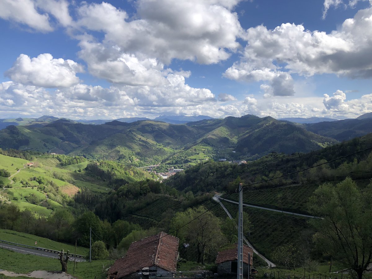 ToniBarreraEsco's tweet image. Migdia de #DissabteSant des d’#Ixua amb magnífiques vistes cap a la vall de l’#Ego i un bocinet de la vila d’#Eibar #Gipuzkoa #Guipúscoa #Euskadi #PaísBasc, després del pas d’un front fred.