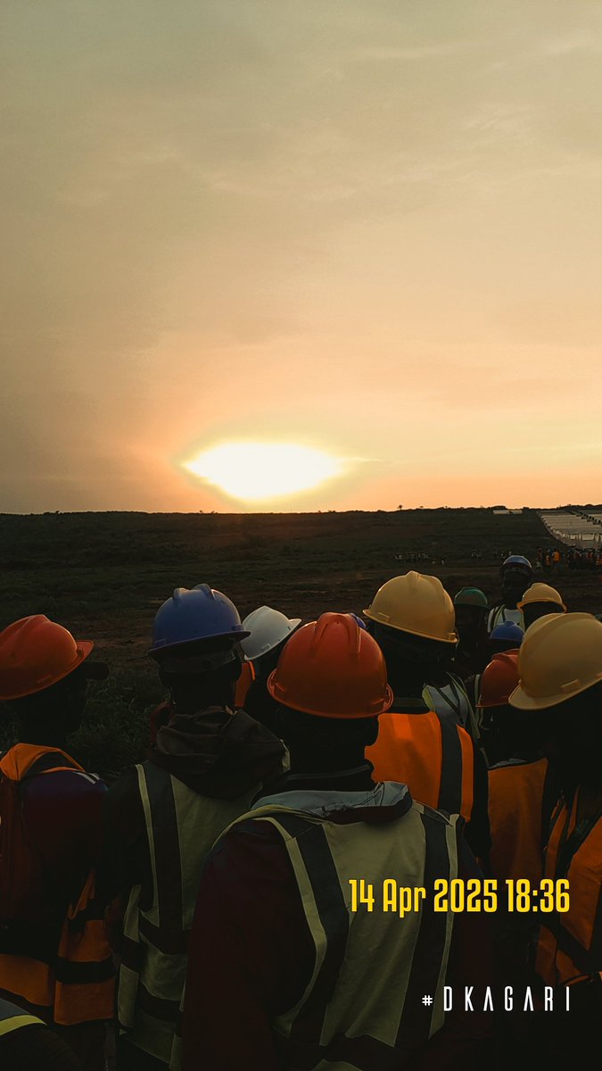_moon9ight_'s tweet photo. From sunrise to sunset, building the future 👷🏾‍♂️
Bridging engineering and agriculture to build climate-smart greenhouses 🌱
@Eyiaofficial @sFarmLab 
#EYiAUNITED https://t.co/reD0oUHBvm