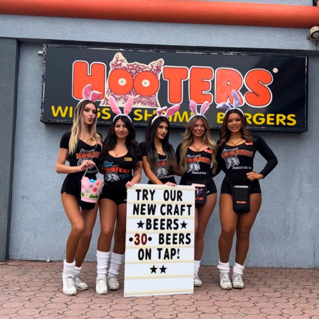 HootersExit9's tweet photo. 🐰 Hop into Hooters of Brunswick this weekend!

Catch the start of the NBA &amp; NHL Playoffs and choose from 30 beers on tap 🍻🏀🏒

#HootersBrunswick #PlayoffSeason #HopOnIn https://t.co/jXEa55gumx