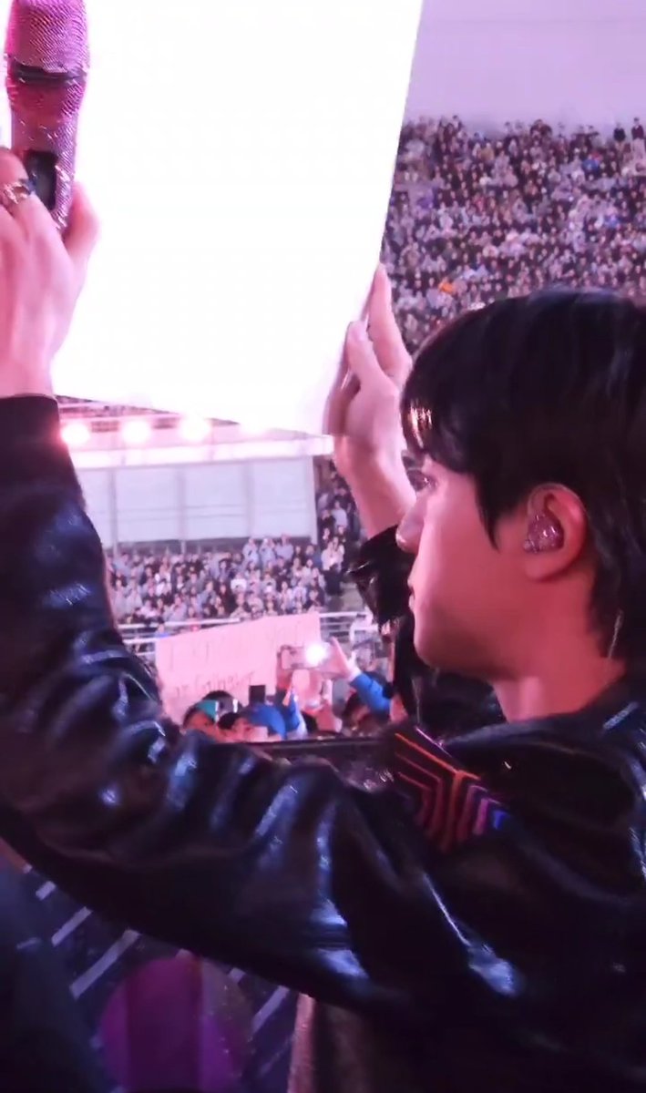 JlNSONYEONDAN's tweet photo. the sign seokjin was holding,,, im gonna eat him istg

🐹:My Bro Can I Sing The Astronaut With You?
🐹: Pick me PLZ https://t.co/vU9wMO5jk4