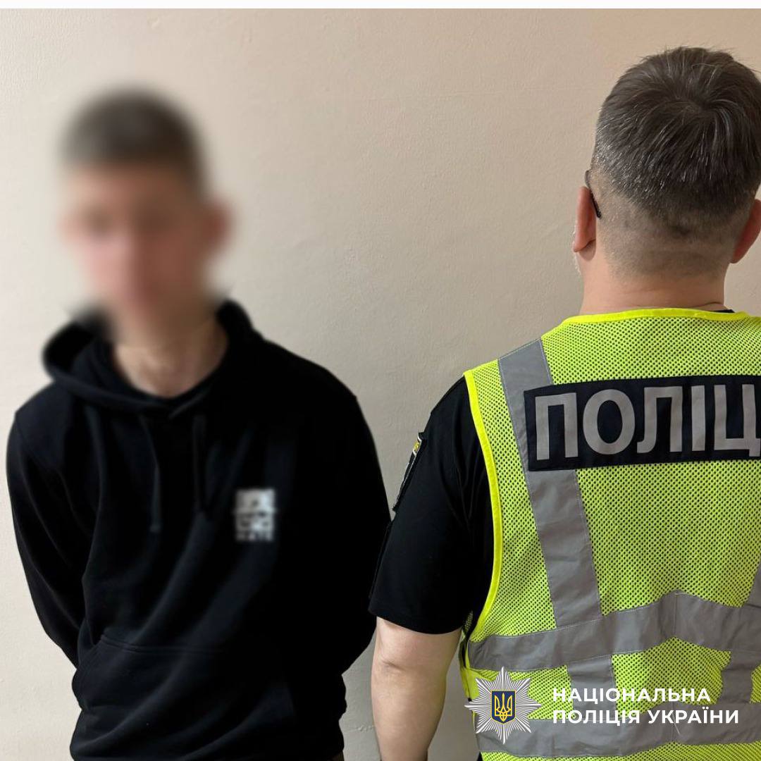 Zzn2Jane's tweet photo. Ще двох підлітків затримали за напад на військового у Гідропарку, – поліція

Всього вже затримано чотирьох киян від 15 до 17 років, але судячи з відео це ще не всі. Хлопцям світить до 4 років тюрми.

Яке покарання було б справедливим для цих осіб? https://t.co/bcOqtCBiht